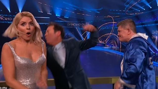 Buzda Dans'ın açılışında şoke eden an! Ricky Hatton Stephen Mulhern'e yumruk atınca...