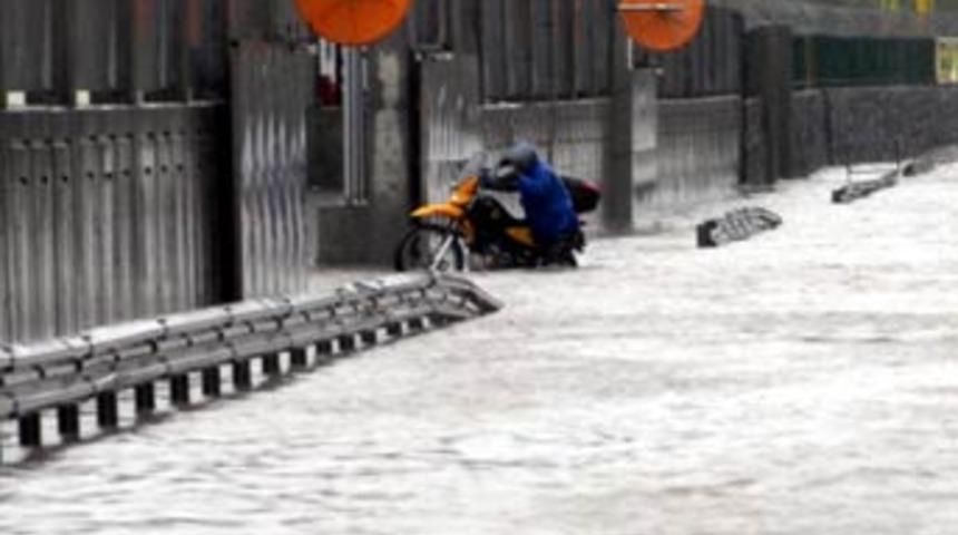 Ara&ccedil;lar sulara g&ouml;m&uuml;ld&uuml;