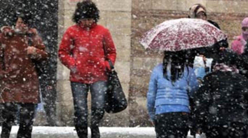 İstanbul&rsquo;da bug&uuml;n kar var