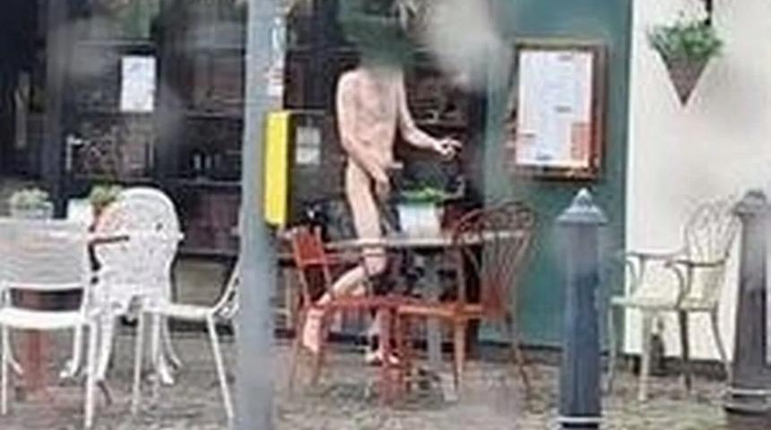 Görenler gözlerine inanamadı: Dondurucu havaya aldırış etmeden sokaklarda çırılçıplak gezdi!