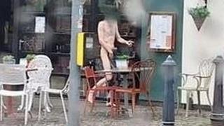 Görenler gözlerine inanamadı: Dondurucu havaya aldırış etmeden sokaklarda çırılçıplak gezdi!