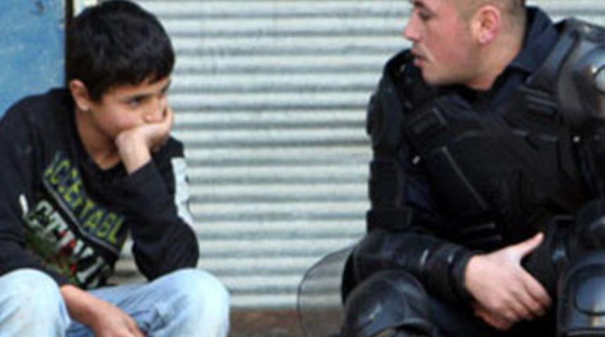 Bana niye taş atıyorsun oğlum?