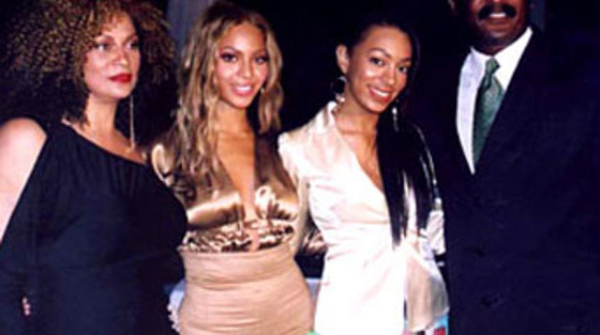 &Uuml;nl&uuml; yıldıza şok: Annesi ve babası boşanıyor