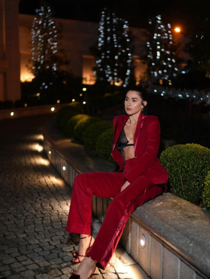 Nesrin Cavadzade ayna karşısına geçip poz verdi! Mini elbisesi dikkat çeken oyuncu kıvrımlarını sergiledi G4