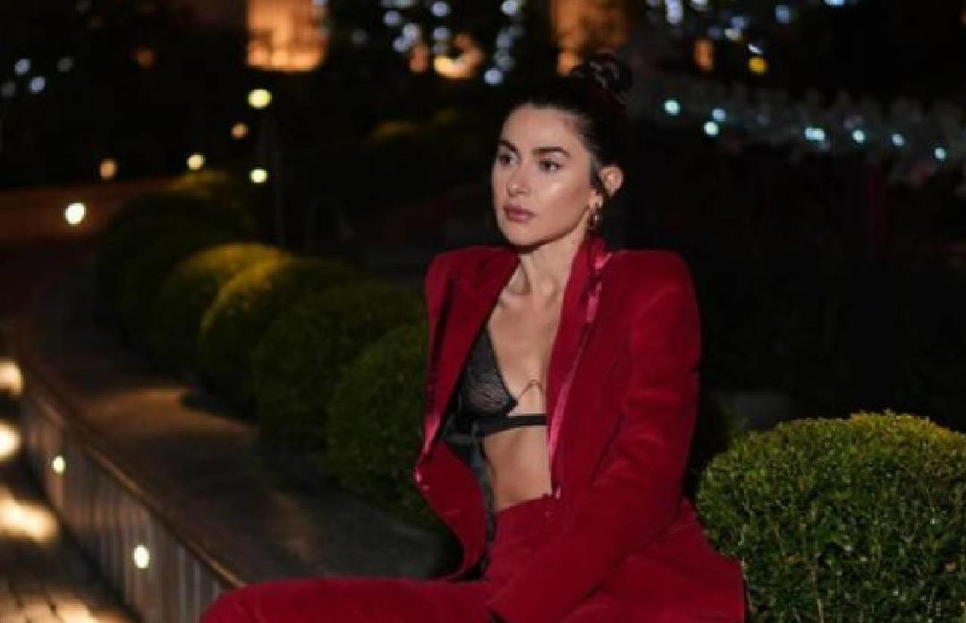 Nesrin Cavadzade ayna karşısına ge&ccedil;ip poz verdi! Mini elbisesi dikkat &ccedil;eken oyuncu kıvrımlarını sergiledi