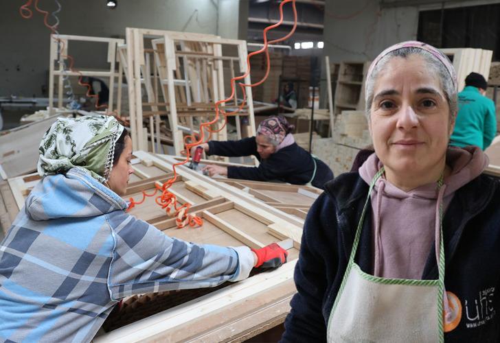 Görenler şaşırıp kalıyor! 'Üniversite mezunuyum' Mobilya fabrikasındaki kadın ustalar: İnsan kendine güvendikten sonra her işi yapabilir