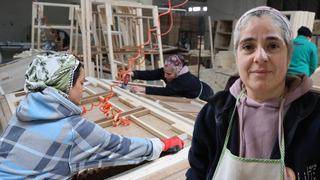 Görenler şaşırıp kalıyor! 'Üniversite mezunuyum' Mobilya fabrikasındaki kadın ustalar: İnsan kendine güvendikten sonra her işi yapabilir