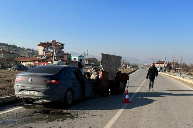 Afyonkarahisar'da otomobil ile traktörün çarpışması sonucu 5 kişi yaralandı