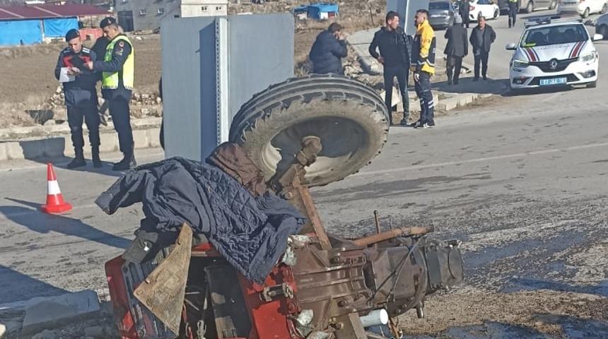 Afyonkarahisar'da otomobil ile trakt&ouml;r&uuml;n &ccedil;arpışması sonucu 5 kişi yaralandı
