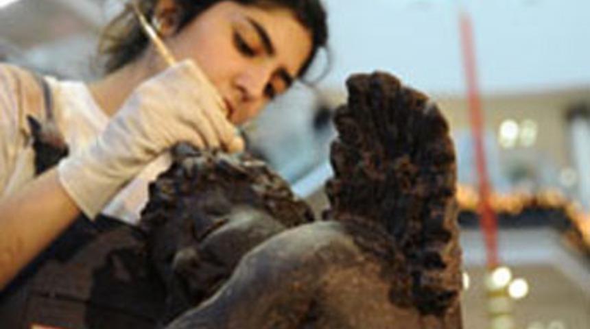 Erimeyen &ccedil;ikolatadan heykeller