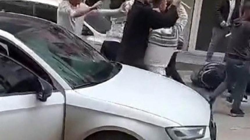 Gaziantep&rsquo;te sokakta &ccedil;ıkan kavgada sandalyeler ve sopalar havada u&ccedil;uştu