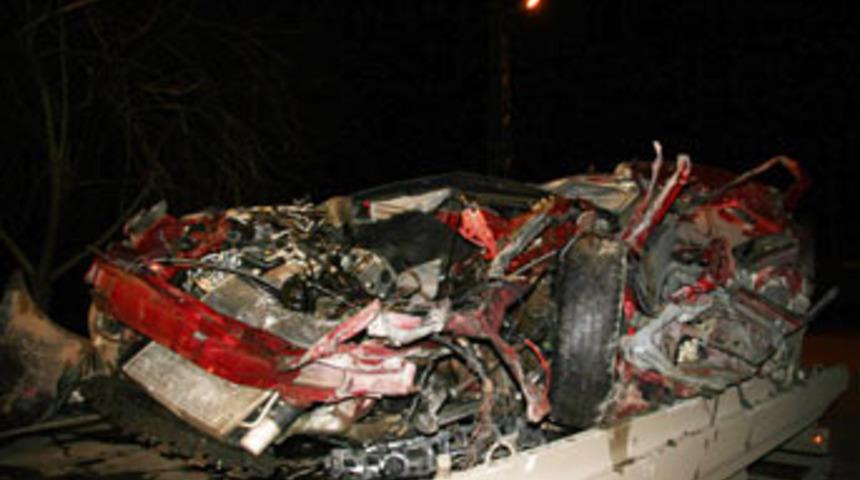 Otomobil tavuk y&uuml;kl&uuml; kamyonla &ccedil;arpıştı: 3 &ouml;l&uuml;