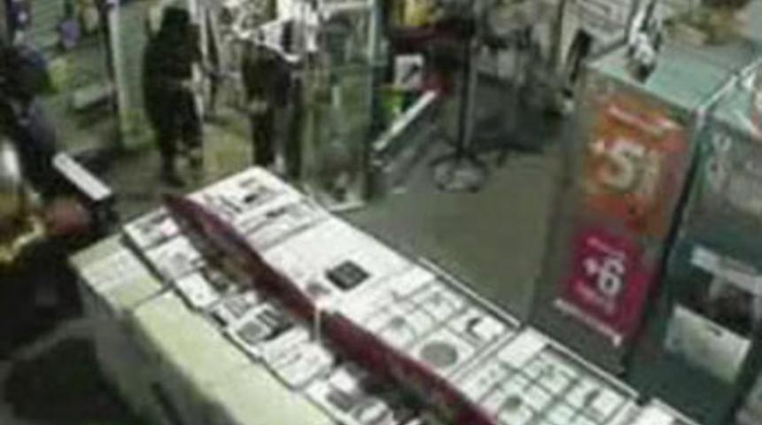 Hırsız &ccedil;aldı, vatandaş seyretti