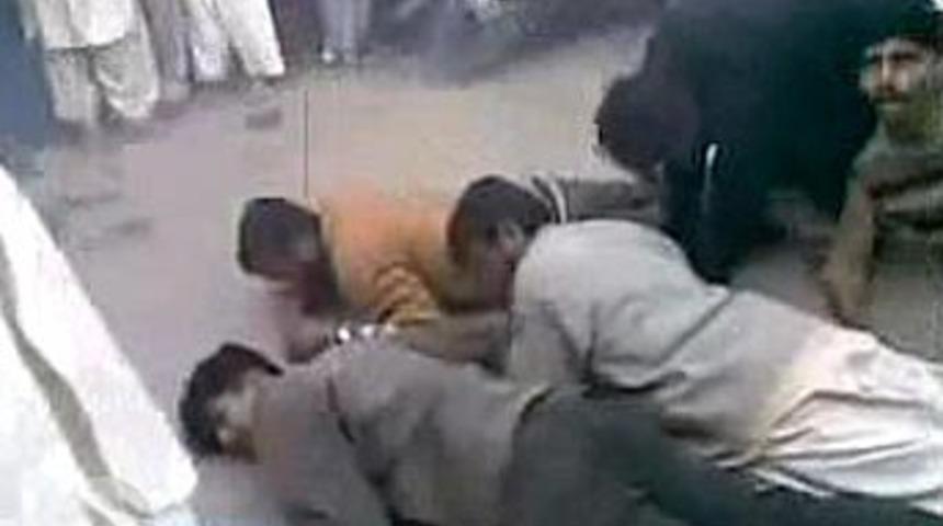 Eşcinsellere kırba&ccedil;lı işkence!