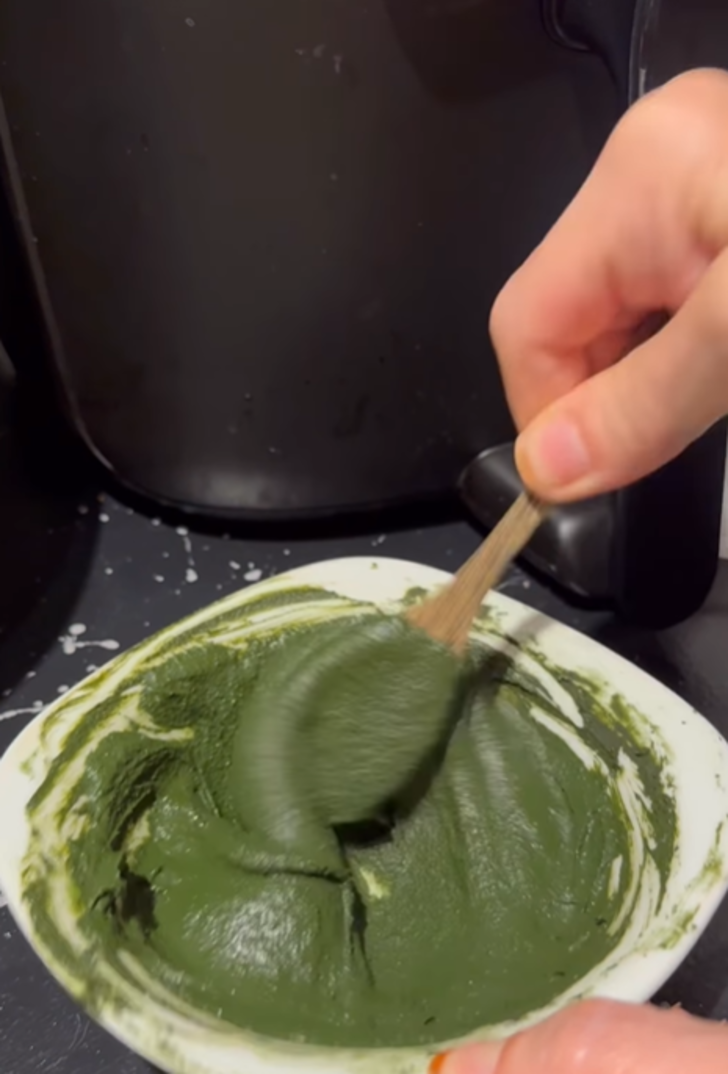 Yok artık dedirten görüntü... Sosyal medya fenomeni Cem Özkök bu sefer de kınalı ayaklarıyla gündem oldu! G1