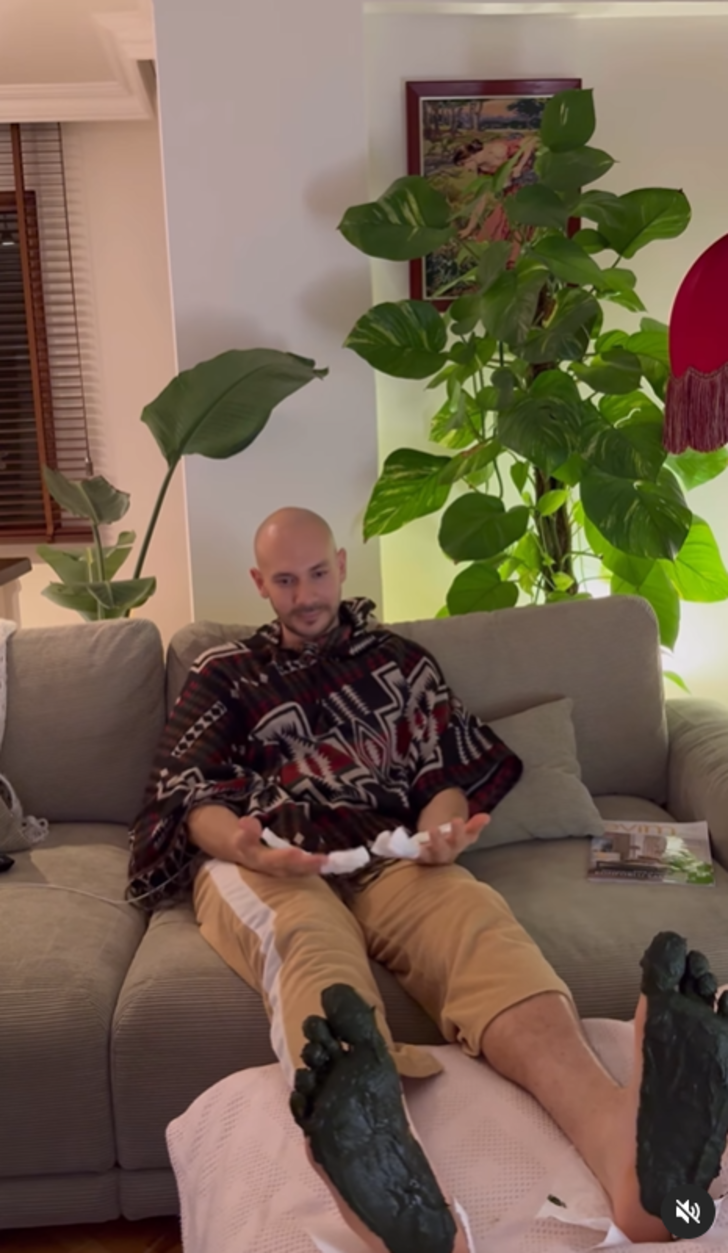 Yok artık dedirten görüntü... Sosyal medya fenomeni Cem Özkök bu sefer de kınalı ayaklarıyla gündem oldu! G3