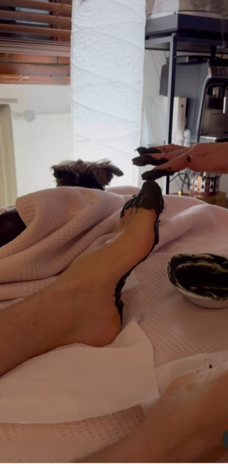 Yok artık dedirten görüntü... Sosyal medya fenomeni Cem Özkök bu sefer de kınalı ayaklarıyla gündem oldu! G4