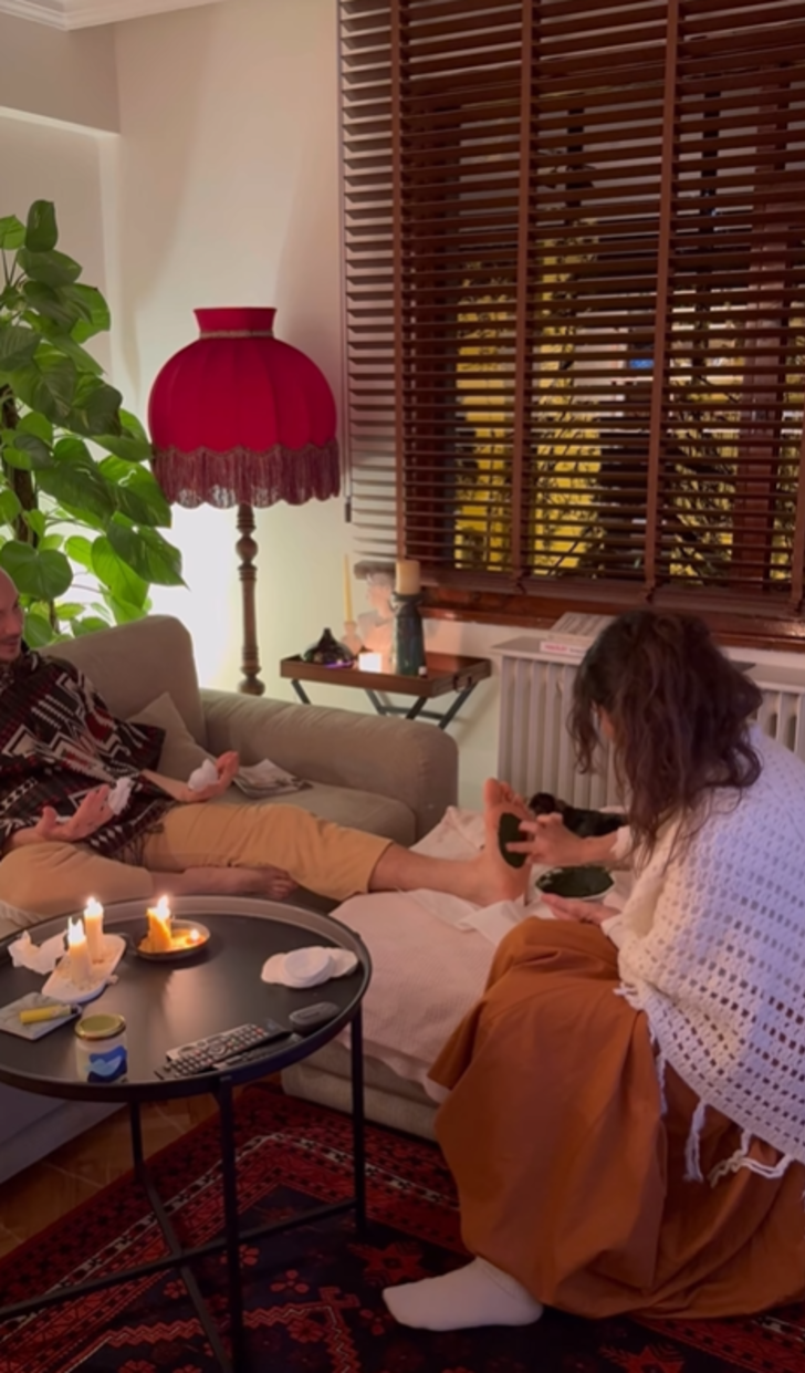 Yok artık dedirten görüntü... Sosyal medya fenomeni Cem Özkök bu sefer de kınalı ayaklarıyla gündem oldu! G2