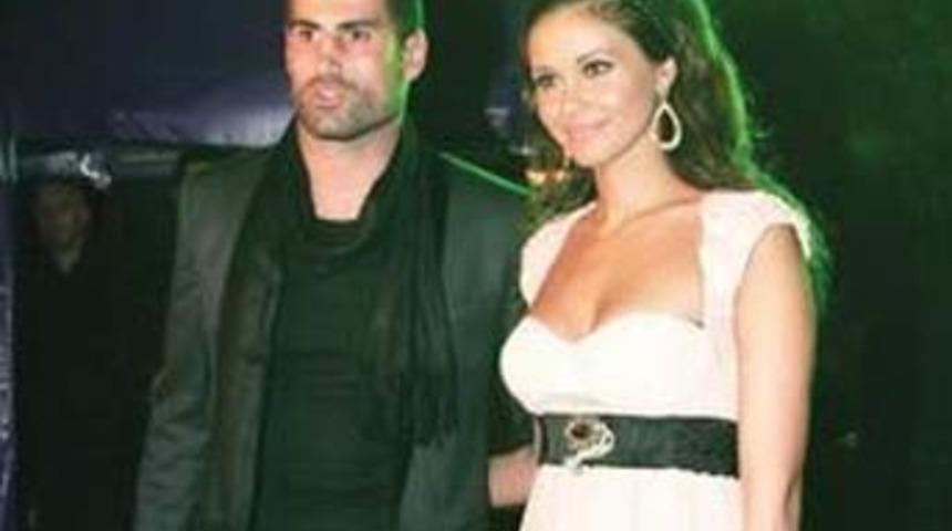 Krali&ccedil;e&rsquo;yi istedi, y&uuml;z&uuml;ğ&uuml; taktı