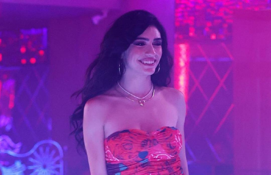 Pavyon dansıyla g&uuml;ndem olan oyuncu Hazar Erg&uuml;&ccedil;l&uuml; mini elbisesiyle sandalyede bacak bacak &uuml;st&uuml;ne attı! Sosyal medyayı salladı