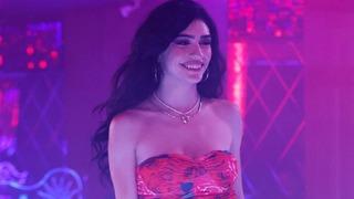 Pavyon dansıyla gündem olan oyuncu Hazar Ergüçlü mini elbisesiyle sandalyede bacak bacak üstüne attı! Sosyal medyayı salladı