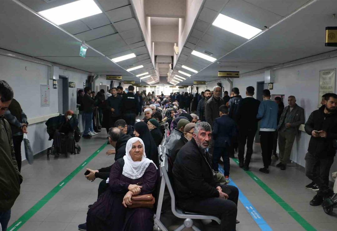 Acil servisler dolup taşıyor! Pandemiden sonra en yoğun d&ouml;nemi... 'Maske' uyarısı