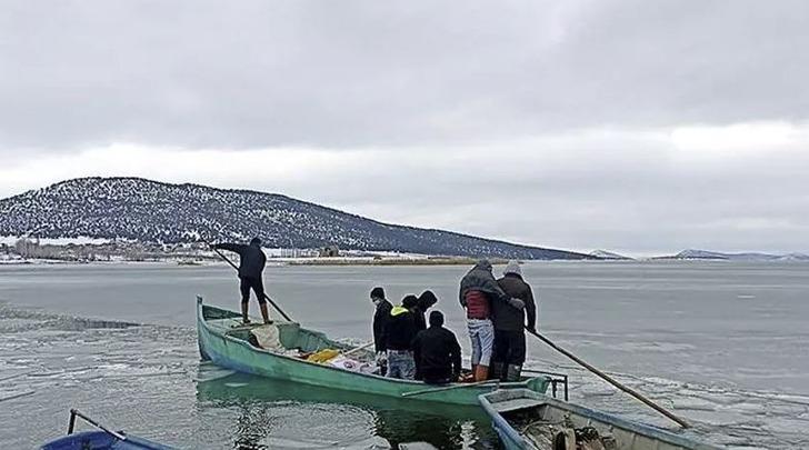 Türkiye'de başka örneği yok! Gölün içinde insan yerleşimi olan tek ada... Tüm ihtiyaçları için anakaraya çıkmaları şart ama köprüleri yok 728xauto