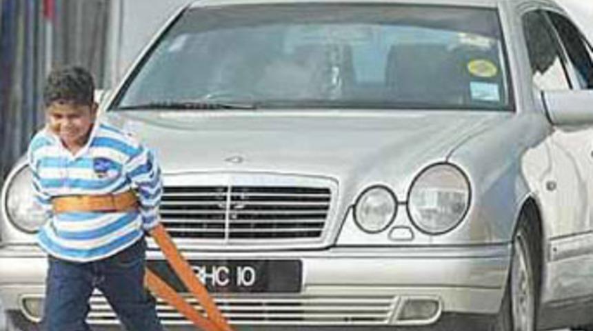 6 yaşında 2 tonluk arabayı &ccedil;ekiyor