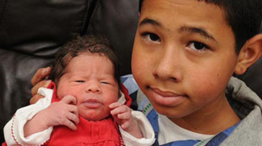 12 yaşında kardeşini doğurttu