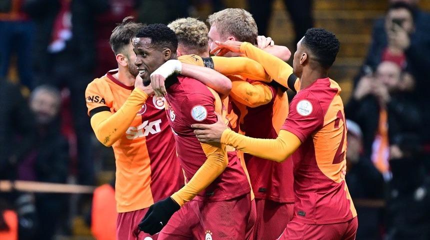 Galatasaray'dan şampiyonluk yolunda hata yok! Mertens sarı-kırmızılılara hayat öpücüğü verdi...