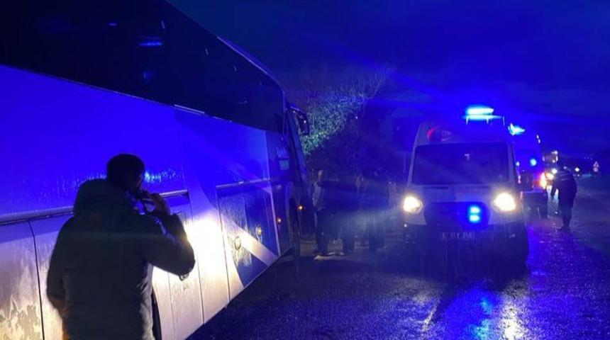 Antalya'da yolcu otobüsü ile çarpışan kamyonetteki 3 kişi yaralandı