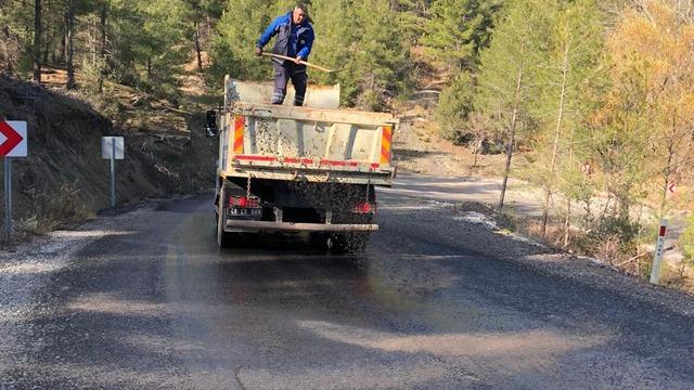 Muğla'da kar yağışı ve buzlanma nedeniyle ekipler çalışma yaptı