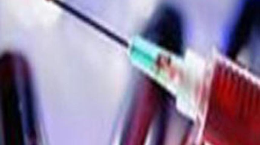 Karısına enjekt&ouml;rle vir&uuml;s bulaştırdı