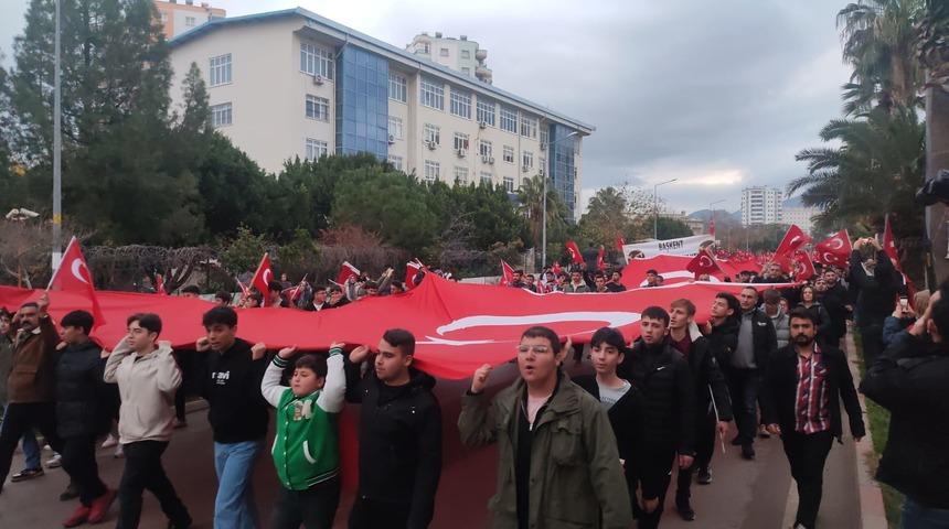 Adana'da şehitler için "Bayrak Yürüyüşü" düzenlendi
