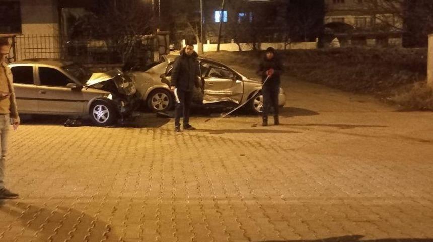 Uşak'ta iki otomobilin çarpıştığı kazada 8 kişi yaralandı