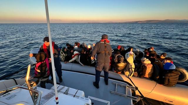 İzmir'de 60 düzensiz göçmen yakalandı