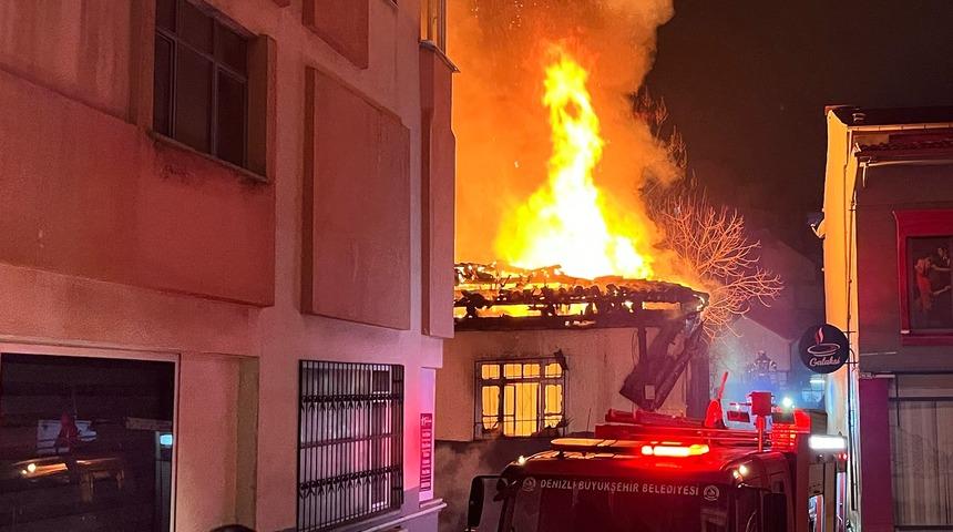 Denizli'de çıkan yangında müstakil ev kullanılamaz hale geldi
