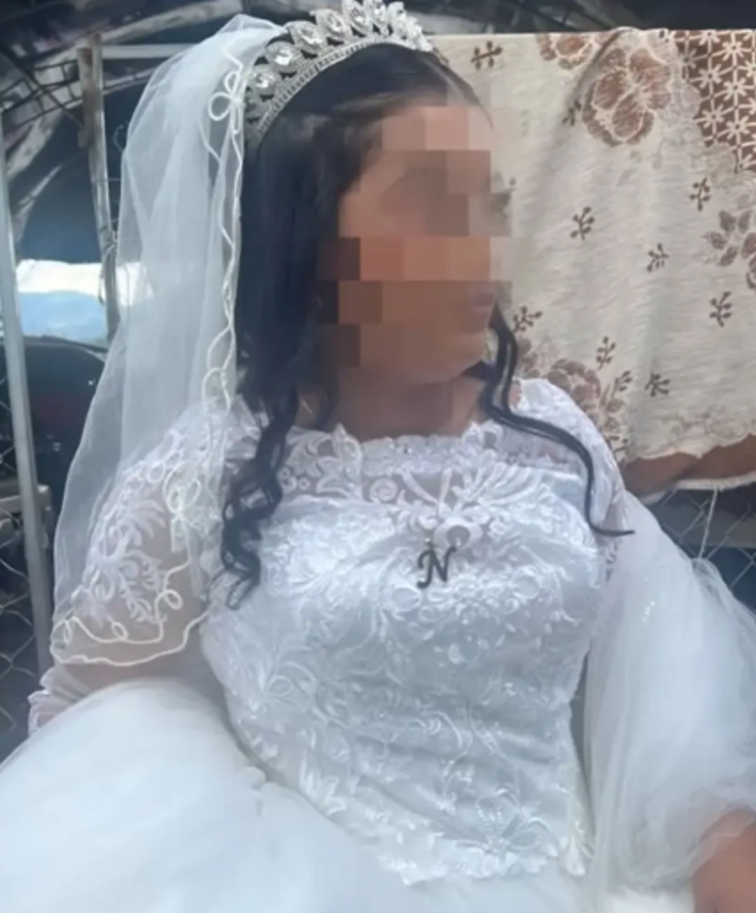 Polis baskını d&uuml;ğ&uuml;n&uuml; yarıda kesti! Hırsızlık su&ccedil;lamasıyla gelin tutuklandı... Gelinliğiyle yaka pa&ccedil;a g&ouml;t&uuml;r&uuml;ld&uuml;