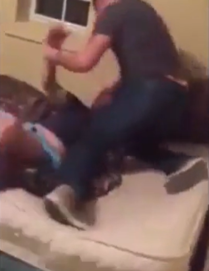 Yatak odasından gelen seslerle şaşkına döndü! Karısı ve sevgilisini yatakta basan koca öfkeden deliye döndü G2