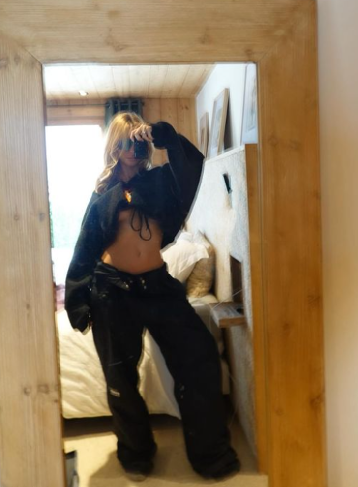 Sosyal medya fenomeni Mathilde Tantot göğüs altı dekoltesiyle şov yaptı! Tişörtünü yukarı doğru kaldırdı... Göğüslerinin gözükmesine aldırış etmedi  G4