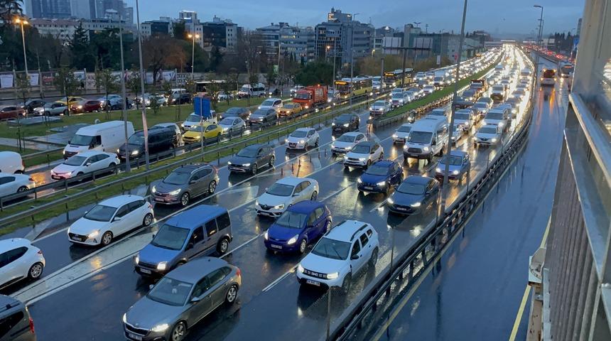 İstanbul'da yağışlı havanın etkisiyle trafik yoğunluğu yaşanıyor