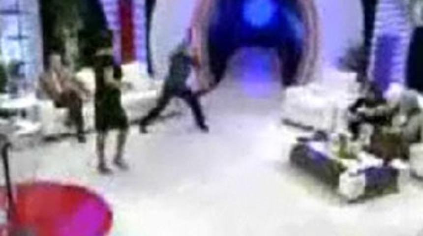 Canlı yayında kavga &ccedil;ıktı