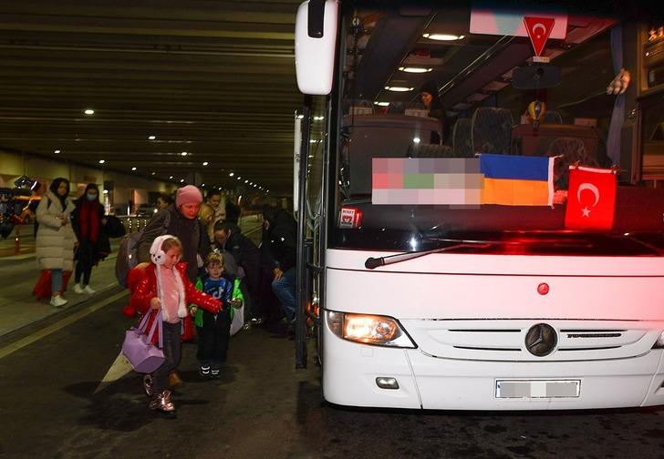 Gidiyorlar! İkamet izinli yabancı sayısı 250 bine yakın azaldı: Herkes Suriye sanıyordu, liste çok başka çıktı G1