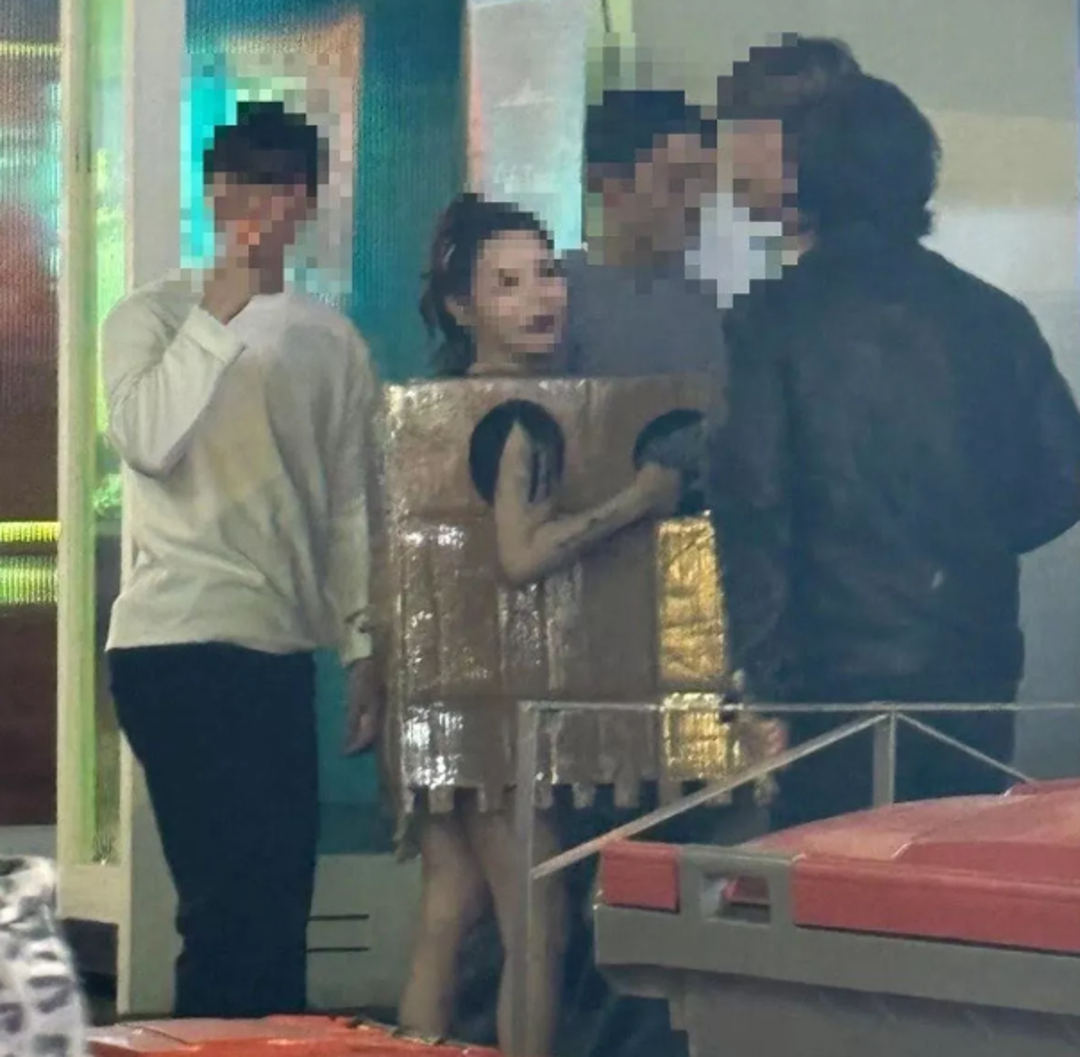 Sosyal medya fenomeni &ccedil;ırıl&ccedil;ıplak sokak ortasında dolaştı! Yabancıların dokunması i&ccedil;in g&ouml;ğ&uuml;s deliklerini a&ccedil;tı... Herkesi şoke etti