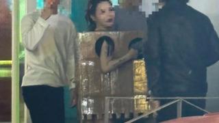 Sosyal medya fenomeni çırılçıplak sokak ortasında dolaştı! Yabancıların dokunması için göğüs deliklerini açtı... Herkesi şoke etti