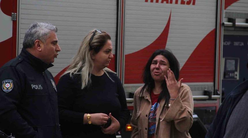 Yanan evini gözyaşları içinde izledi