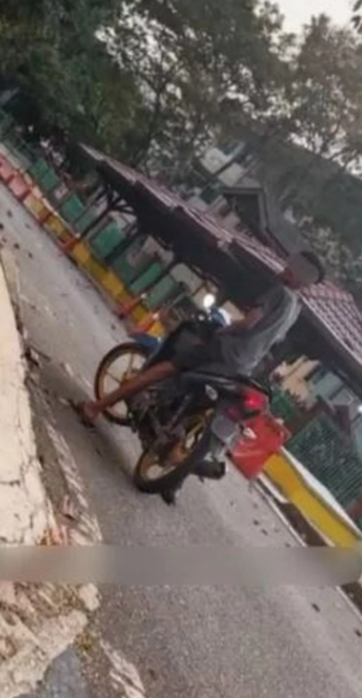 Motosikletiyle önce takip etti! Sonra yanına kadar yaklaşarak mastürbasyon yapmaya başladı... Kendisini taciz eden sapığı böyle ifşa etti G1