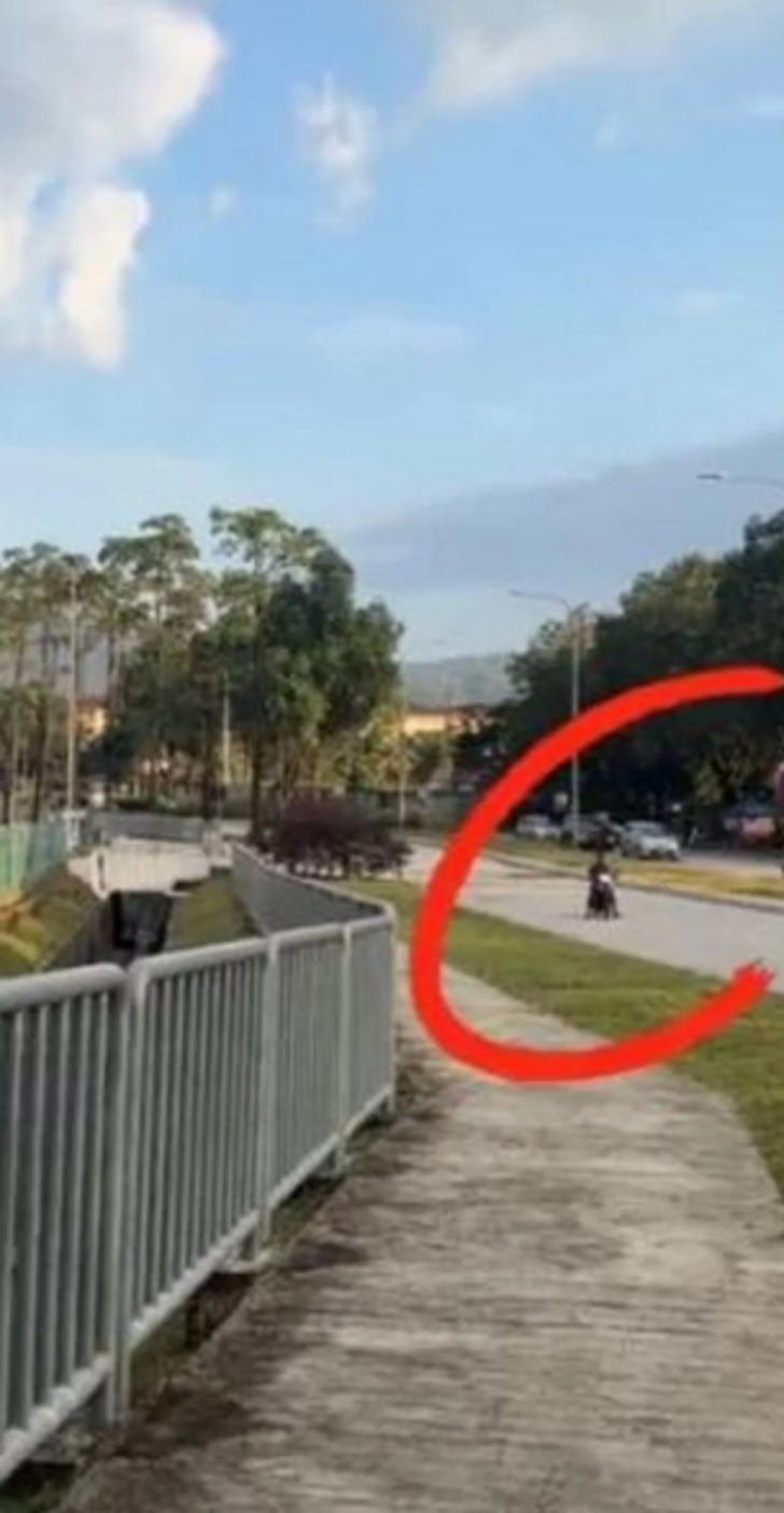 Motosikletiyle önce takip etti! Sonra yanına kadar yaklaşarak mastürbasyon yapmaya başladı... Kendisini taciz eden sapığı böyle ifşa etti G2