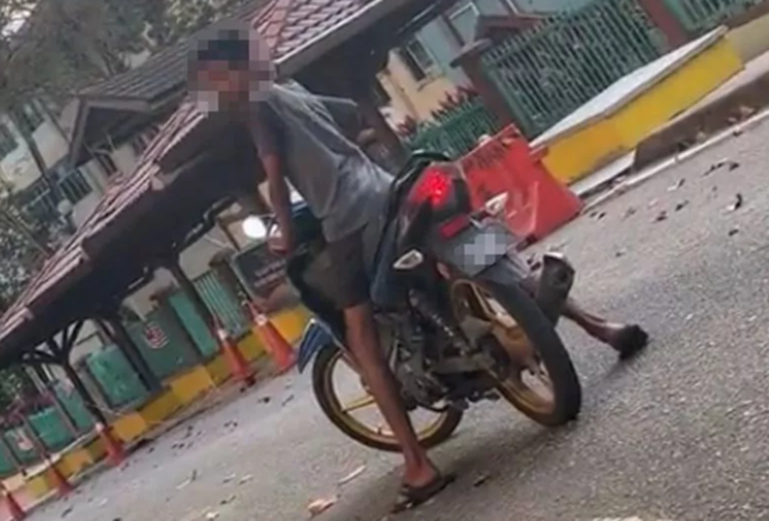 Motosikletiyle &ouml;nce takip etti! Sonra yanına kadar yaklaşarak mast&uuml;rbasyon yapmaya başladı... Kendisini taciz eden sapığı b&ouml;yle ifşa etti