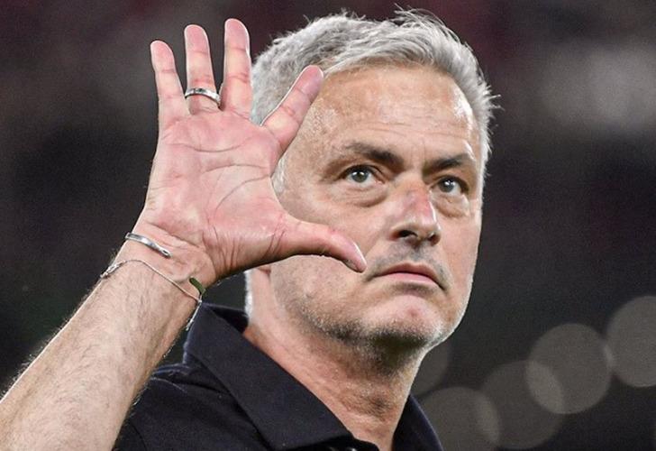 Dünya futbolunda büyük şok! Roma, Jose Mourinho ile yolların ayrıldığını açıkladı!